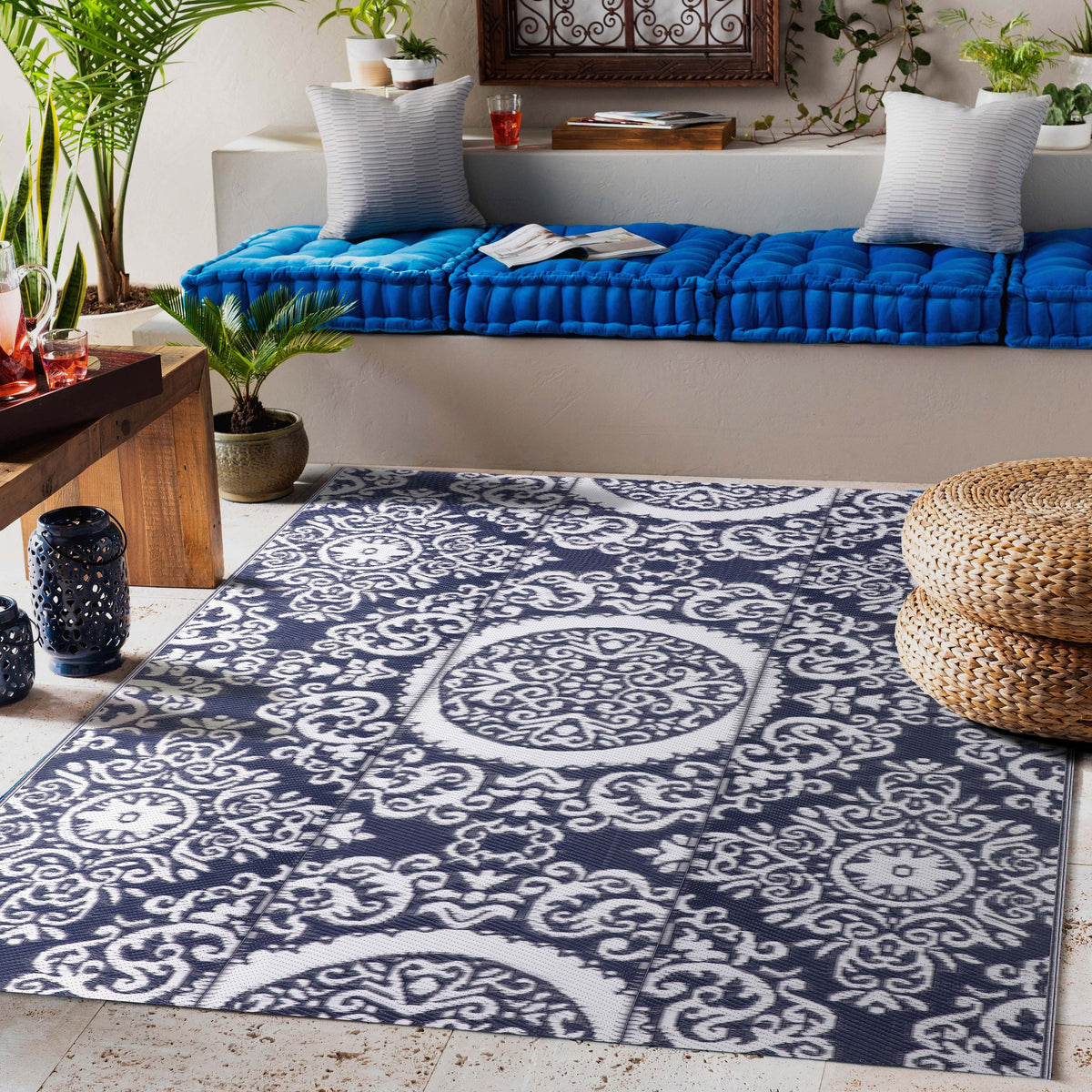 Blue and White 5 ft x 7 ft Outdoor Rug Z826388