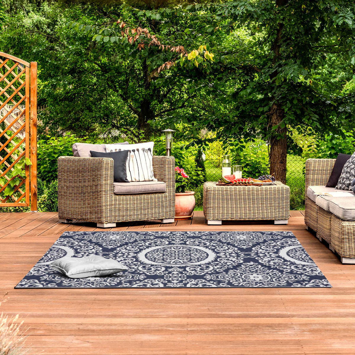 Blue and White 5 ft x 7 ft Outdoor Rug Z826388