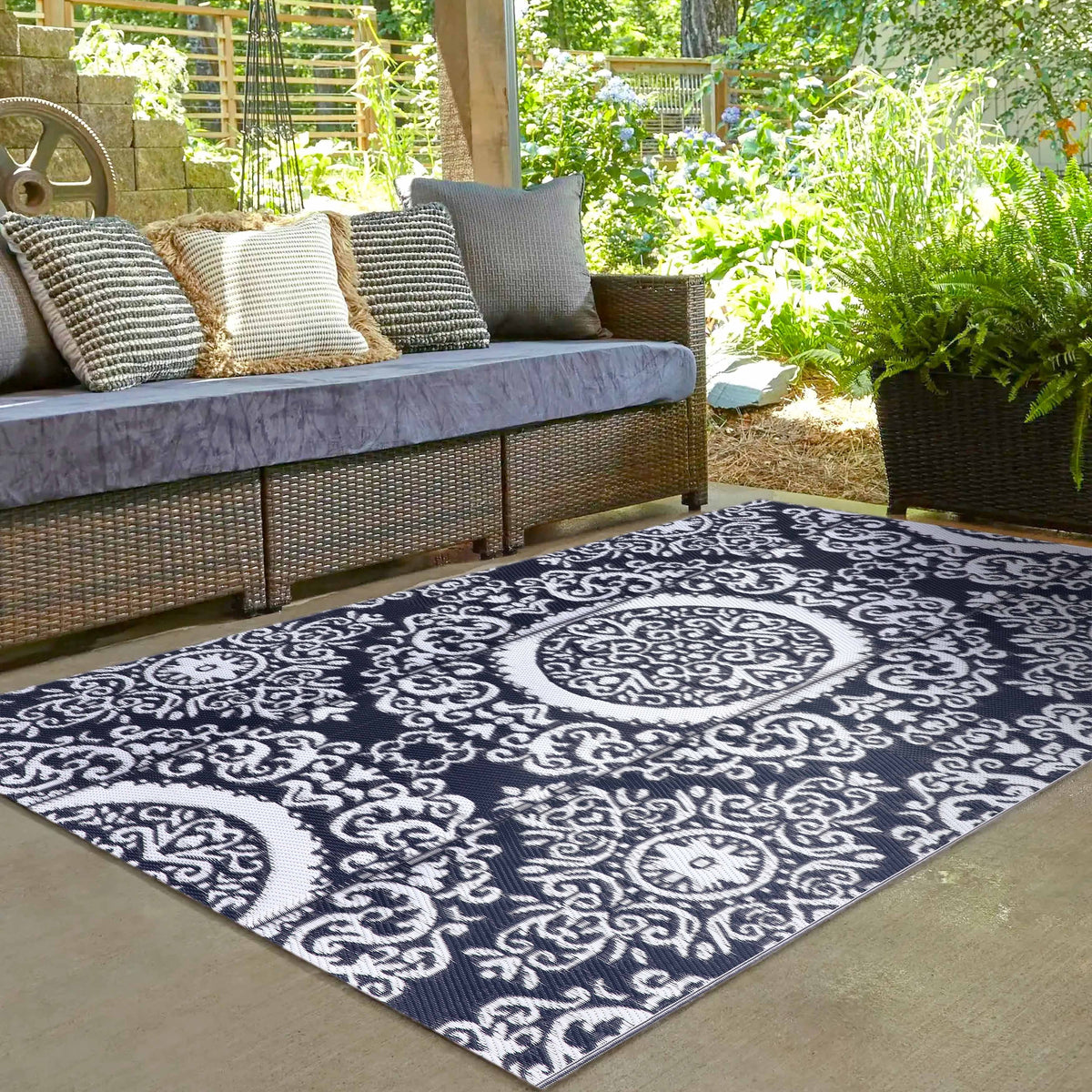 Blue and White 5 ft x 7 ft Outdoor Rug Z826388
