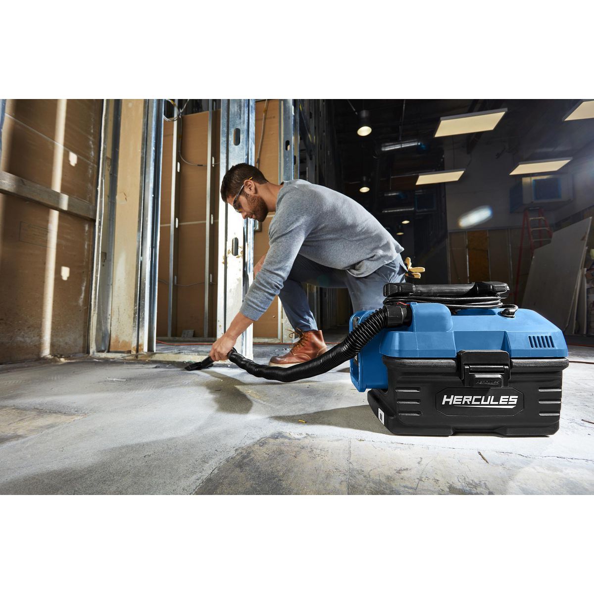 2 Gallon Wet/Dry Portable Vacuum O8571