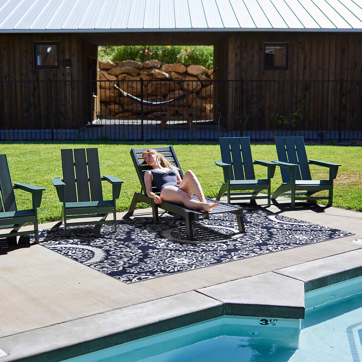 Blue and White 5 ft x 7 ft Outdoor Rug Z826388