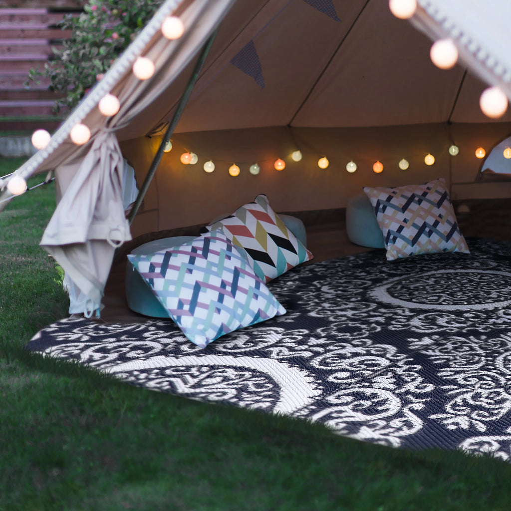 Blue and White 5 ft x 7 ft Outdoor Rug Z826388